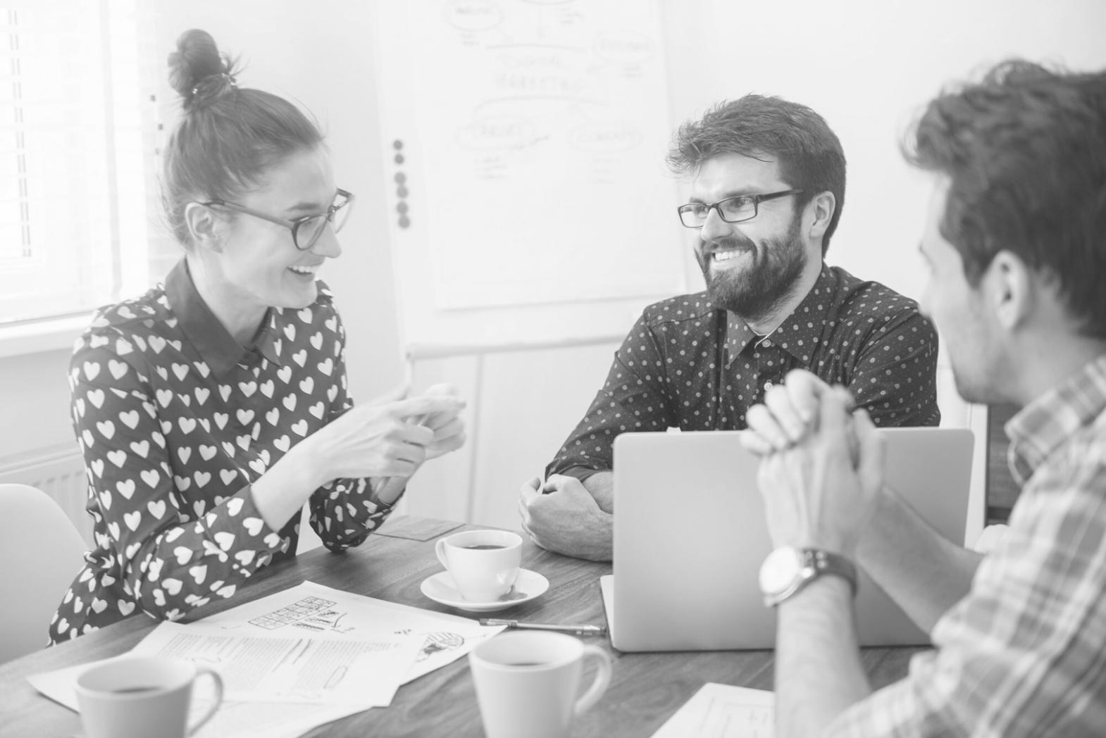 Étudiants participant à une session d'apprentissage adaptatif en finance